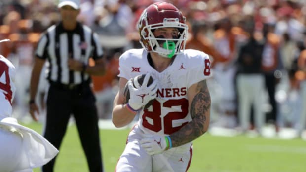 Oklahoma Sooners wide receiver Gavin Freeman catches a pass during a college football game.